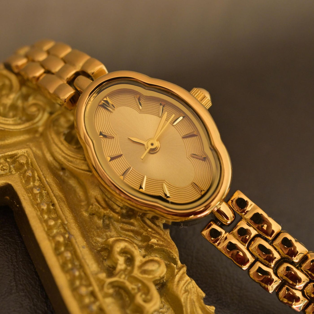 Scalloped Oval Bracelet Watch — Champagne / Gold-tone