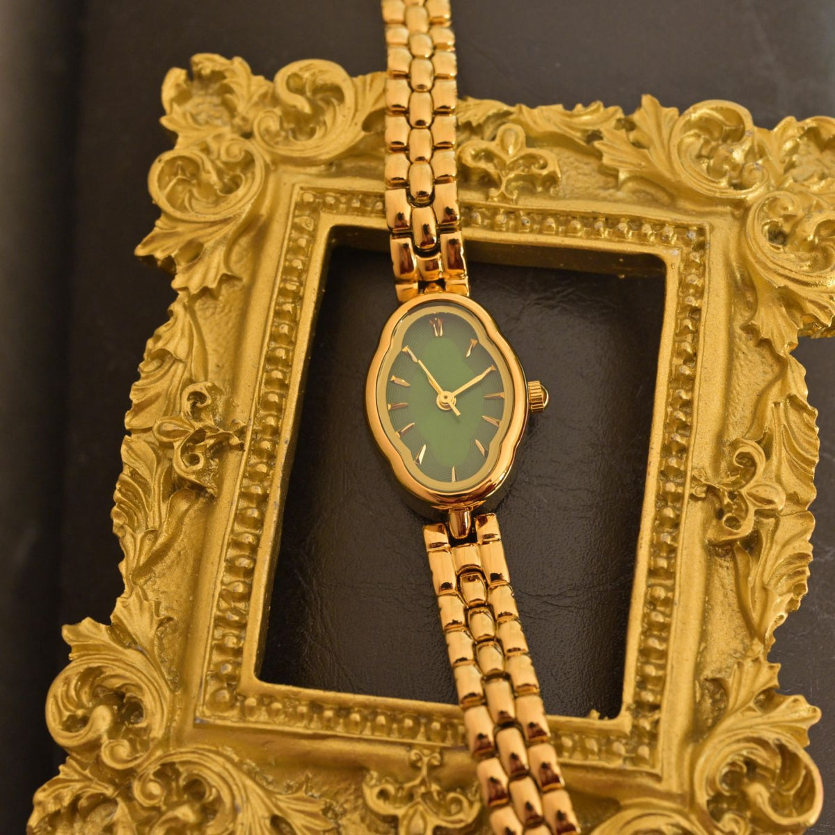 Scalloped Oval Bracelet Watch — Green / Gold-tone